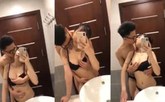 bebe time sa harap ng salamin